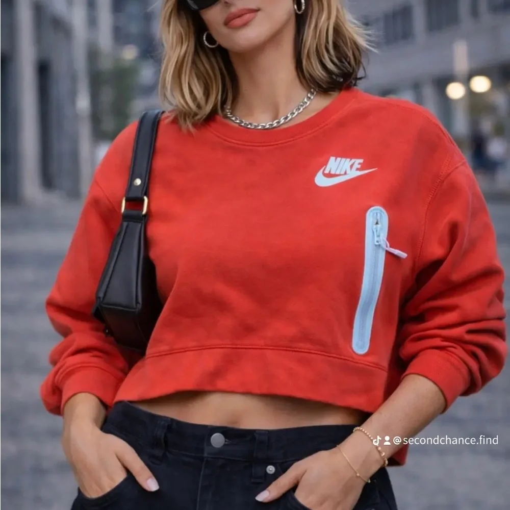 Nike Women’s Red Cropped Sweatshirt Small Zip Pocket Logo Pullover.